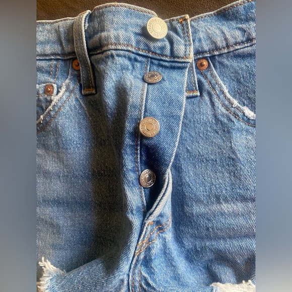 Levi’s Jean shorts - Picture 10 of 10